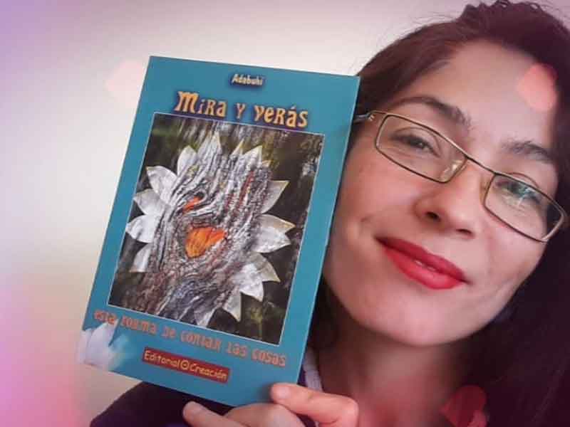 Yolanda Adabuhi con su libro